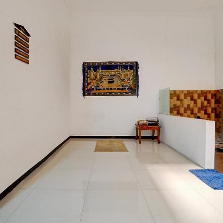 Oyo Life 93083 Nova Jaya 3 Homestay Syariah Lamongan Esterno foto