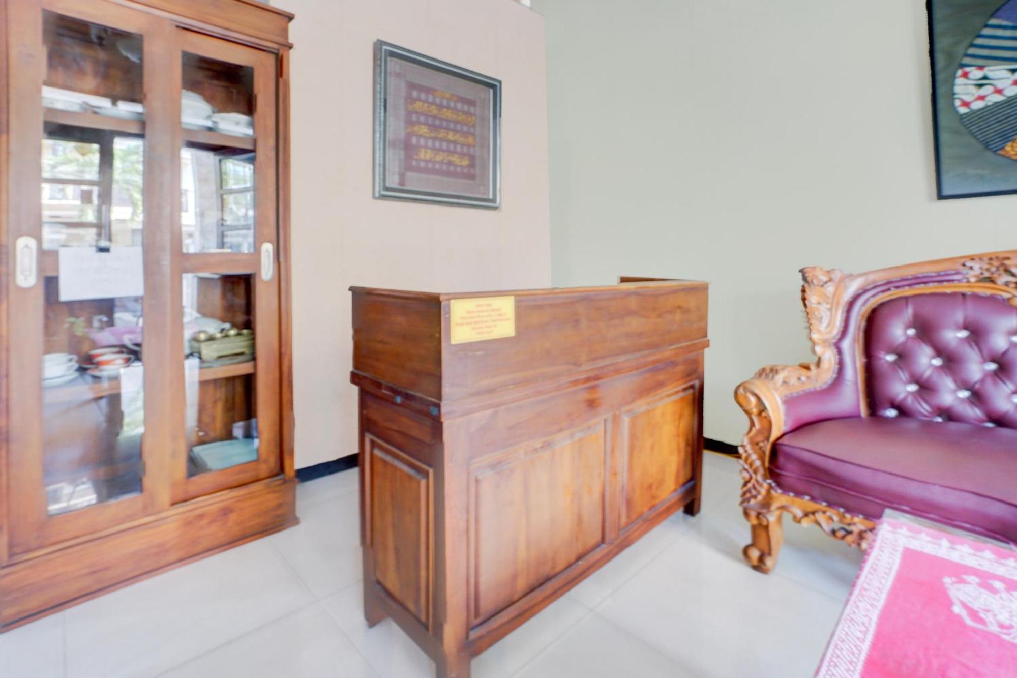 Oyo Life 93083 Nova Jaya 3 Homestay Syariah Lamongan Esterno foto
