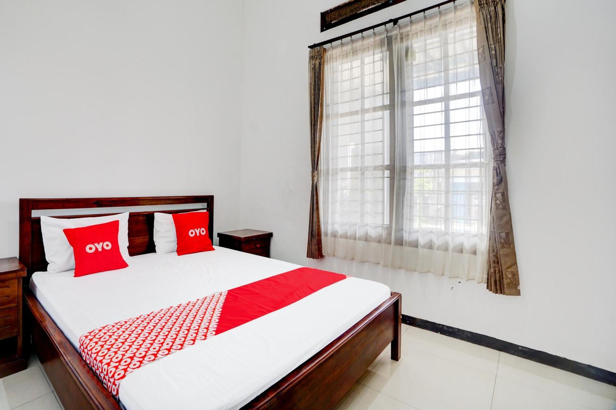Oyo Life 93083 Nova Jaya 3 Homestay Syariah Lamongan Esterno foto