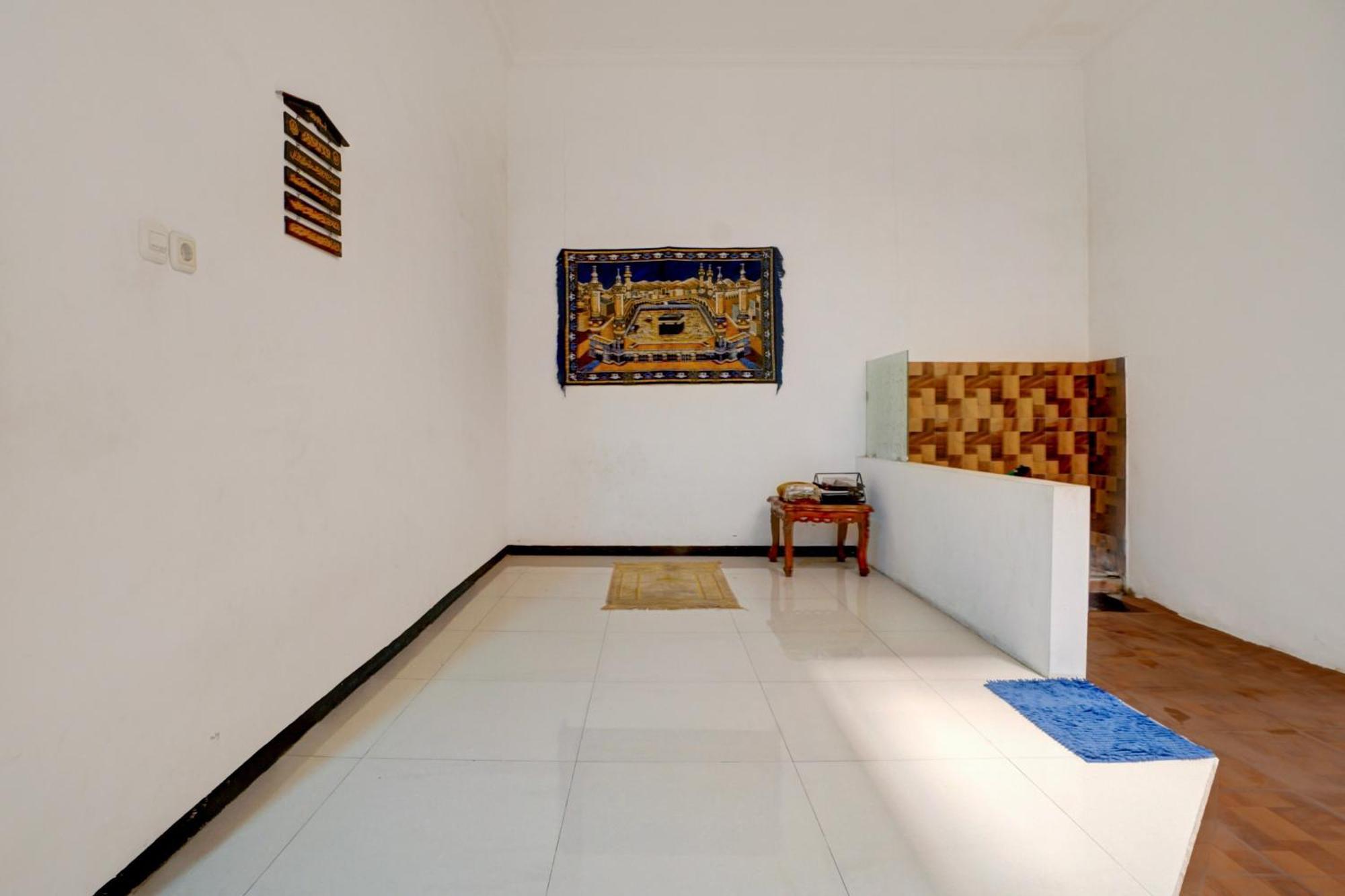 Oyo Life 93083 Nova Jaya 3 Homestay Syariah Lamongan Esterno foto