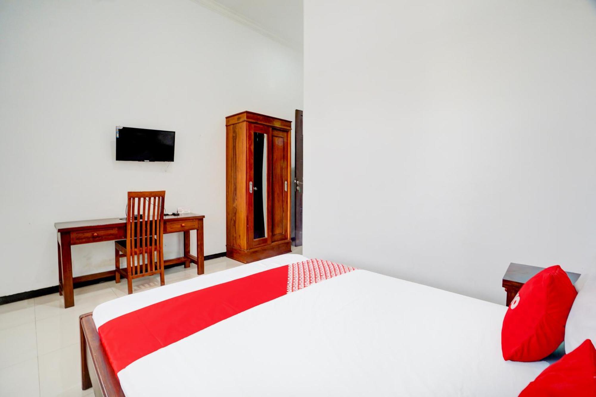Oyo Life 93083 Nova Jaya 3 Homestay Syariah Lamongan Esterno foto