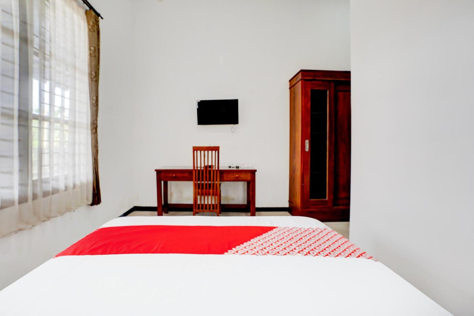 Oyo Life 93083 Nova Jaya 3 Homestay Syariah Lamongan Esterno foto