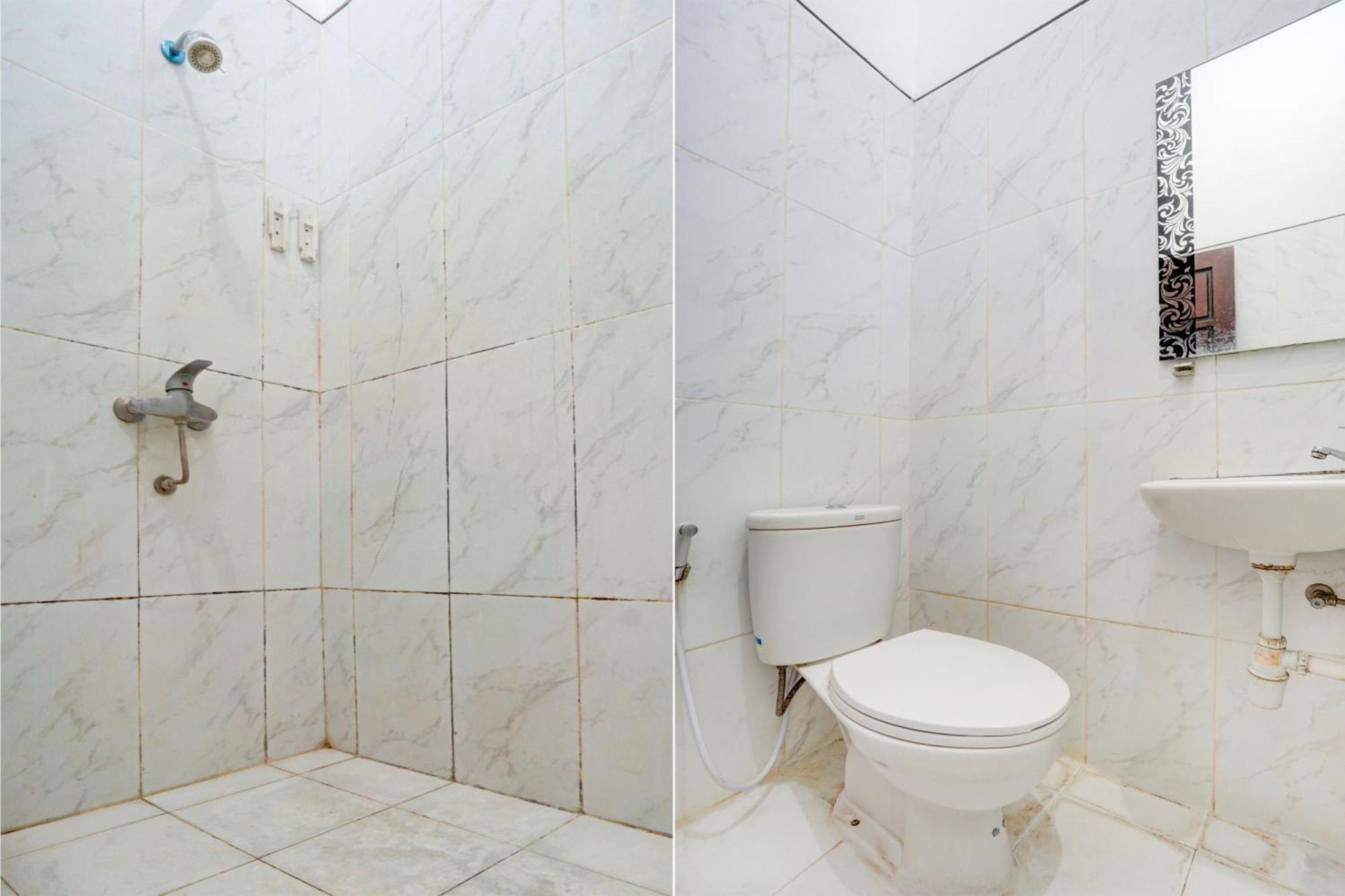 Oyo Life 93083 Nova Jaya 3 Homestay Syariah Lamongan Esterno foto