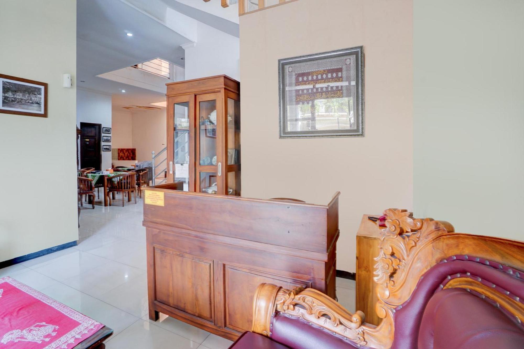 Oyo Life 93083 Nova Jaya 3 Homestay Syariah Lamongan Esterno foto