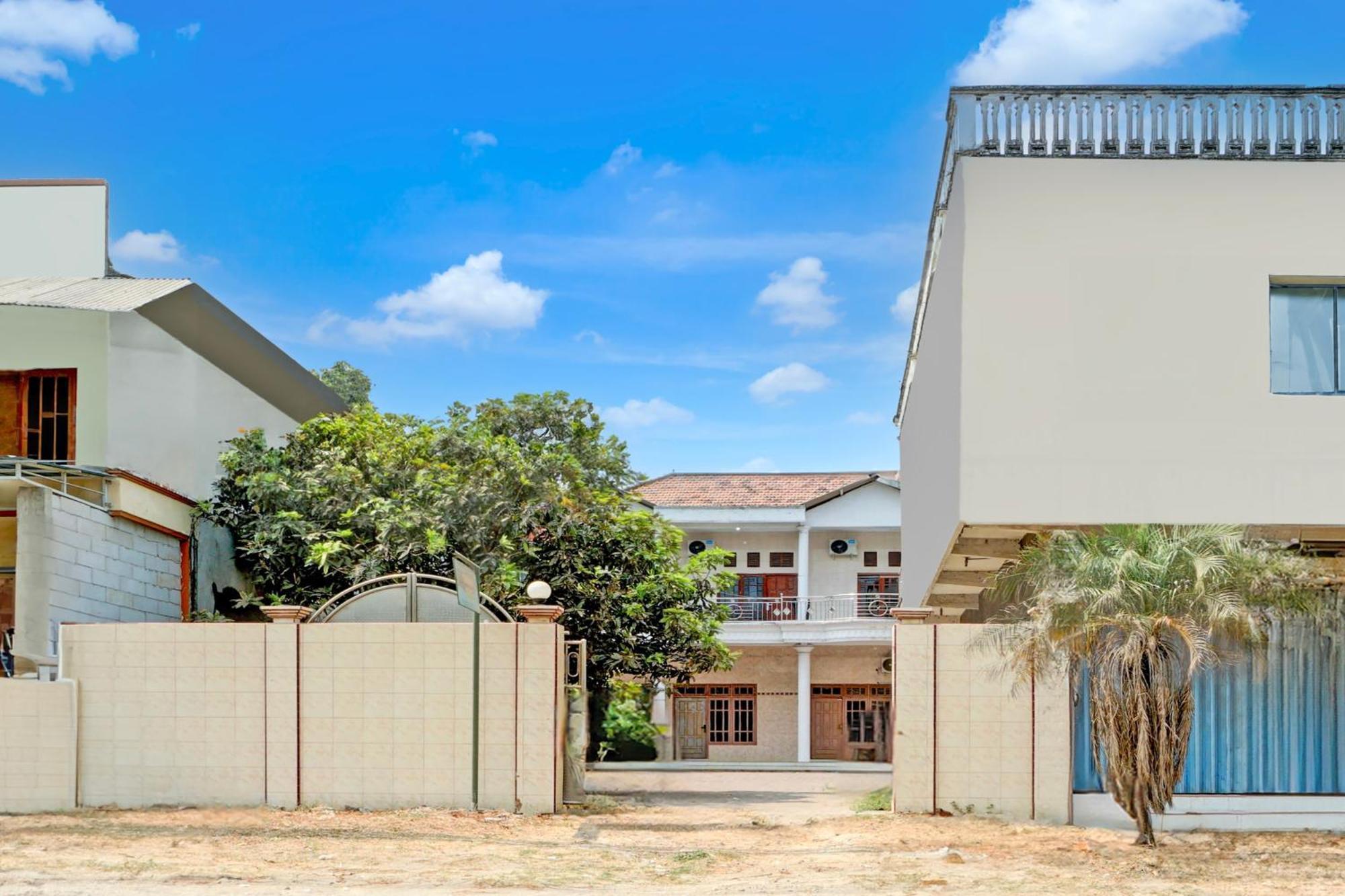 Oyo Life 93083 Nova Jaya 3 Homestay Syariah Lamongan Esterno foto